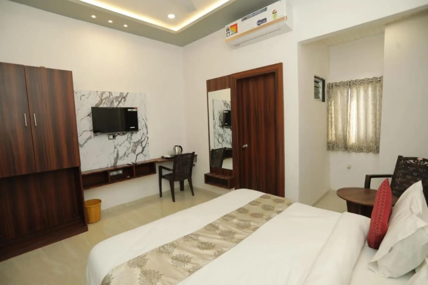 Rajmoti Hotel & Restro 우다이푸르 3*,