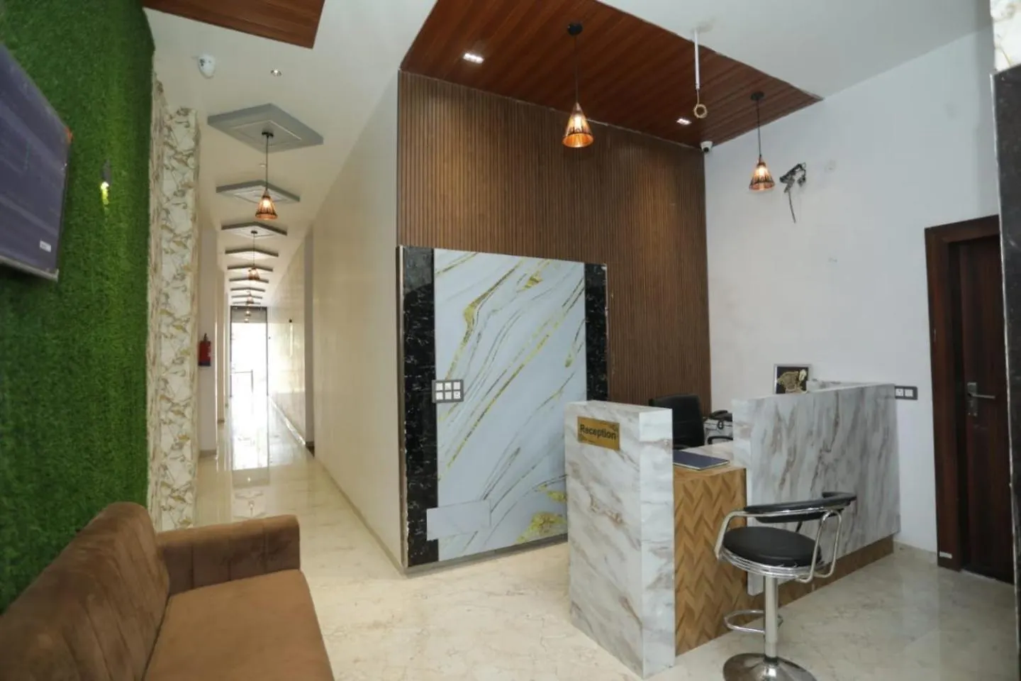 Rajmoti Hotel & Restro 우다이푸르 3*,