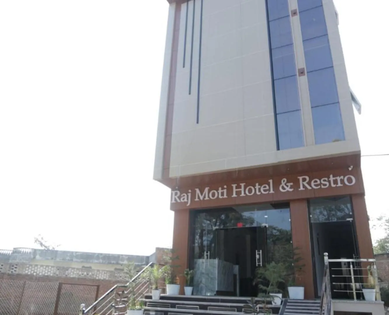 Rajmoti Hotel & Restro 우다이푸르 3*,